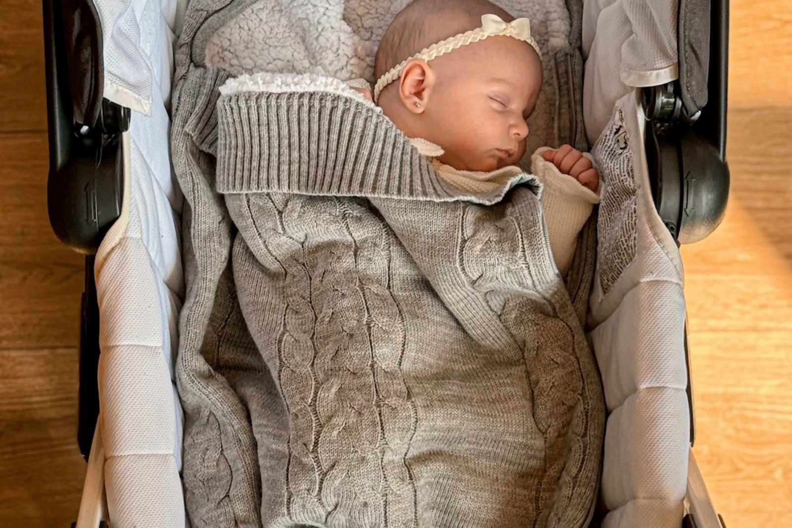 Bebé dormida en su saquito de tejido de punto Riposo, hecho en México
